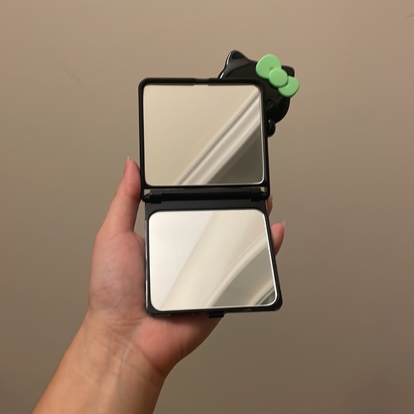 BNIB Hello Kitty x Sephora Tokyo Pop Compact Mirror, Black - Picture 5 of 6